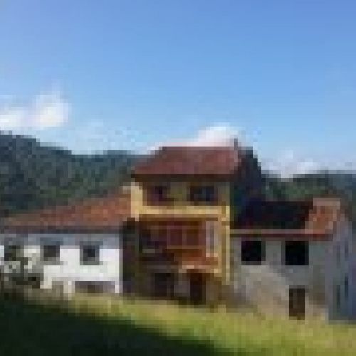 Finca edificable en el centro del casco urbano de Santolaya   CABRANES  (FIN