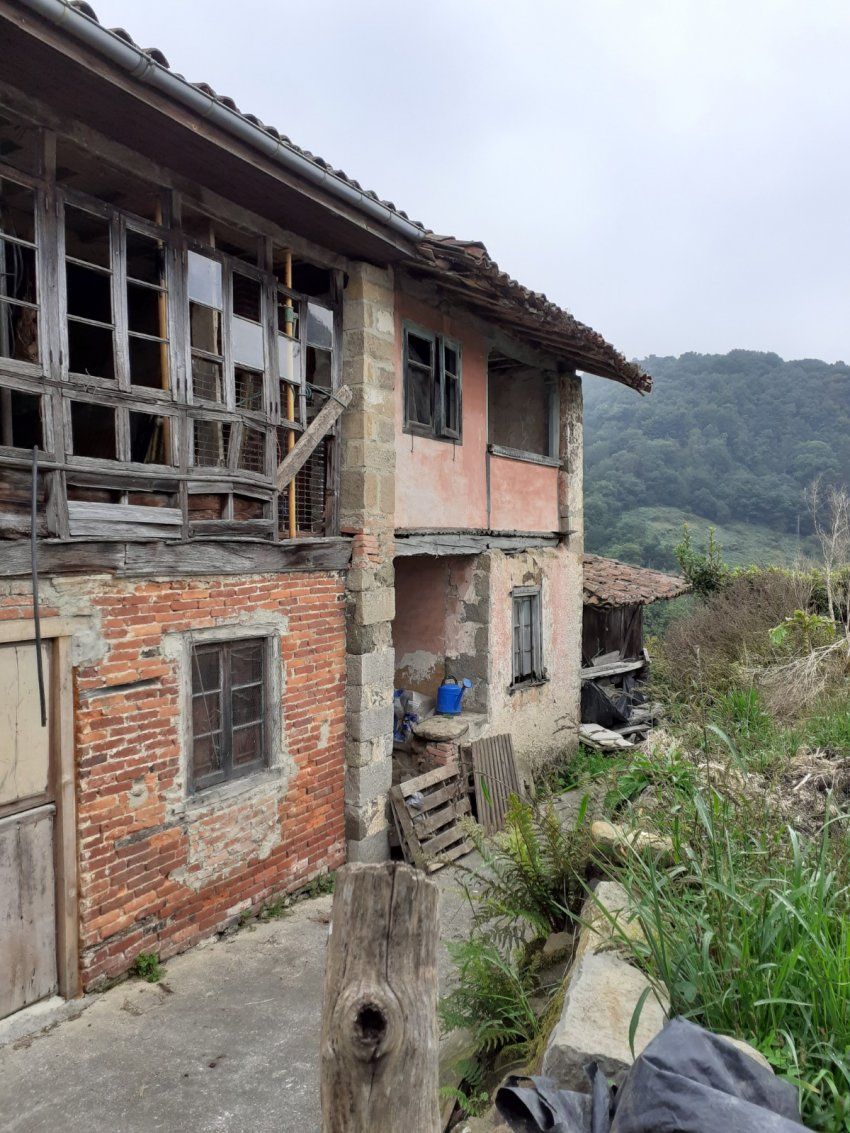 Casa de piedra y Cuadra para rehabilitar en CABRANES  (REAB