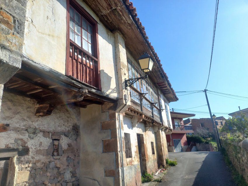 Casa de piedra para rehabilitar en Santolaya de CABRANES  (REAB