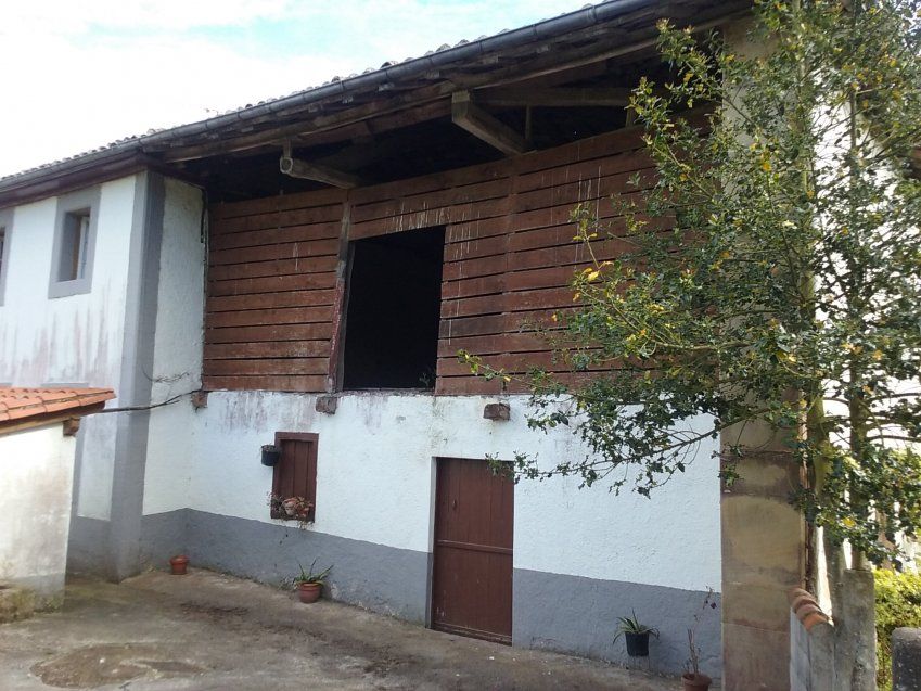 Casa de piedra para rehabilitar con Cuadra y Tenada en CABRANES (REAB