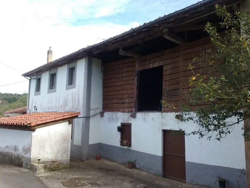 Casa de piedra para rehabilitar con Cuadra y Tenada en CABRANES (REAB