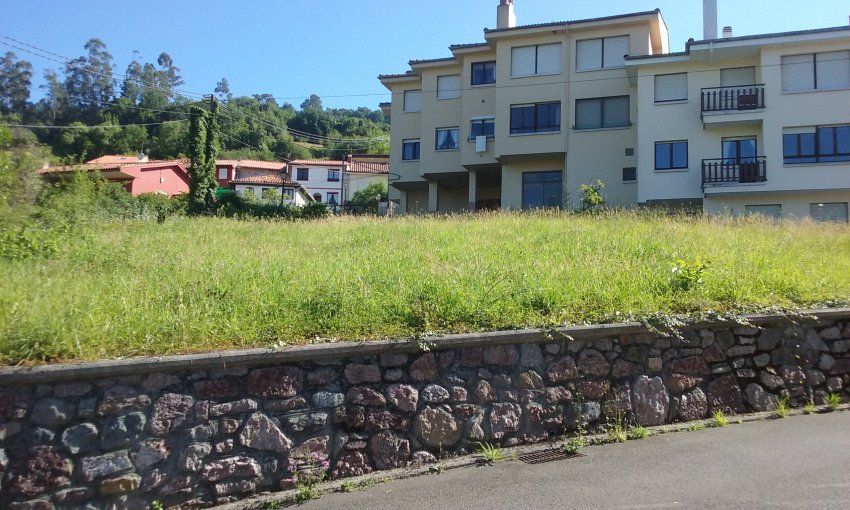 Finca edificable en el centro del casco urbano de Santolaya   CABRANES  (FIN