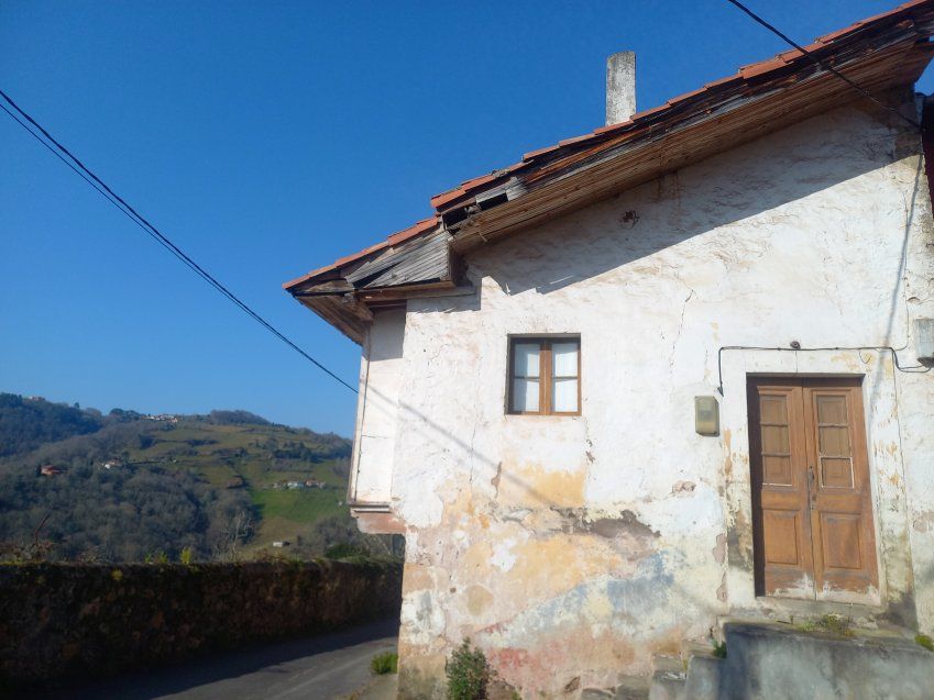 Casa de piedra para rehabilitar en Santolaya de CABRANES  (REAB