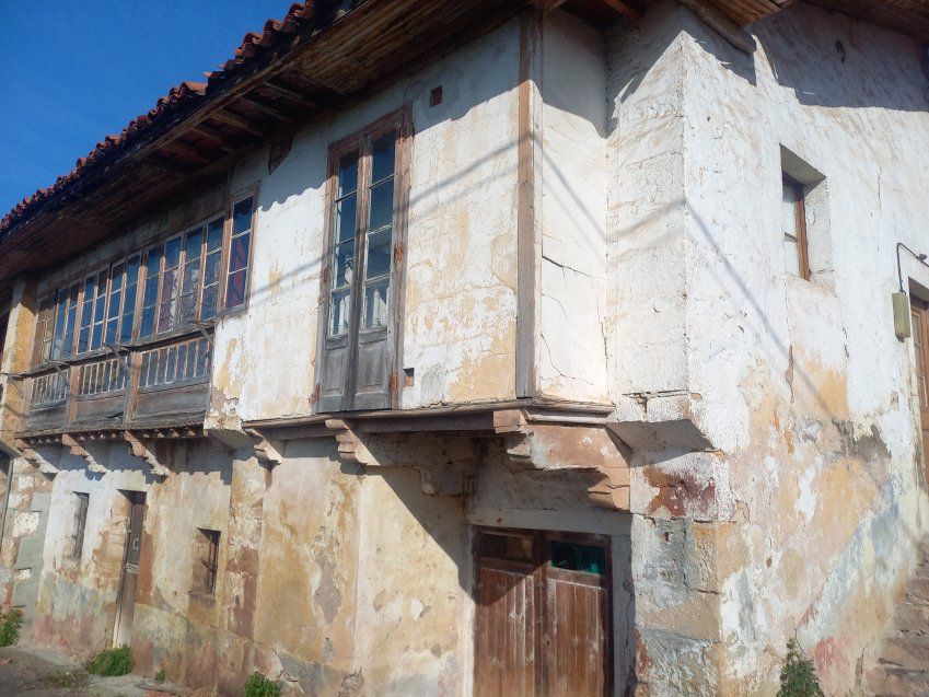 Casa de piedra para rehabilitar en Santolaya de CABRANES  (REAB