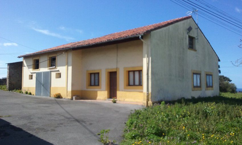 Casa de piedra independiente en TAZONES-VILLAVICIOSA (REAB.0131)