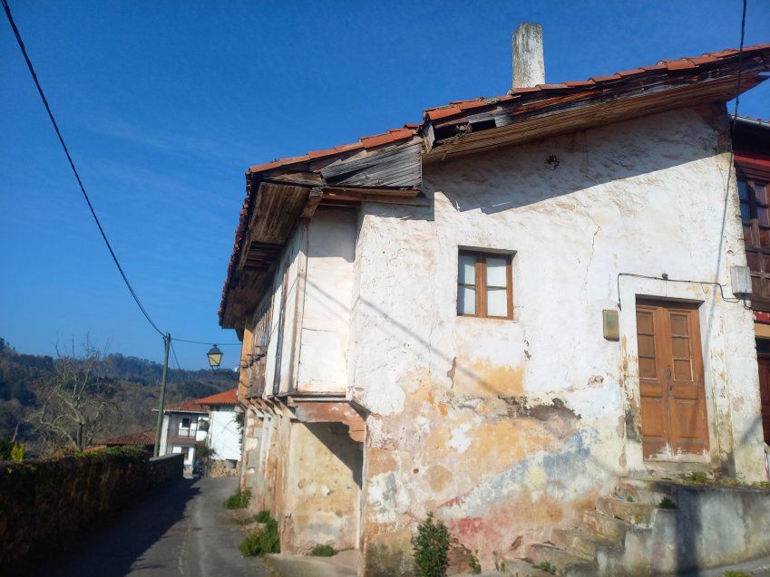 Casa de piedra para rehabilitar en Santolaya de CABRANES  (REAB