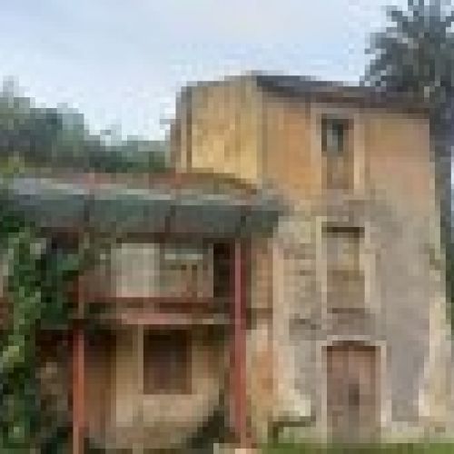 Finca edificable y parcelable con casa para rehabilitar en CARAVIA  (FIN