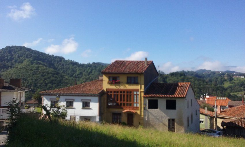 Finca edificable en el centro del casco urbano de Santolaya   CABRANES  (FIN