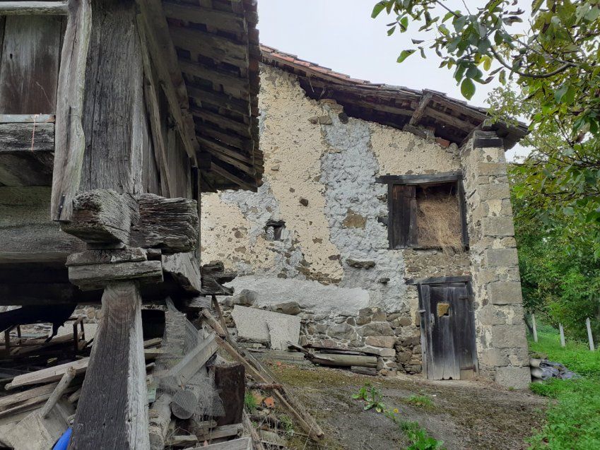 Casa de piedra y Cuadra para rehabilitar en CABRANES  (REAB