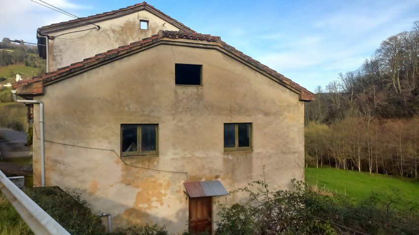 Casa de piedra para rehabilitar en CABRANES (REAB.0182)