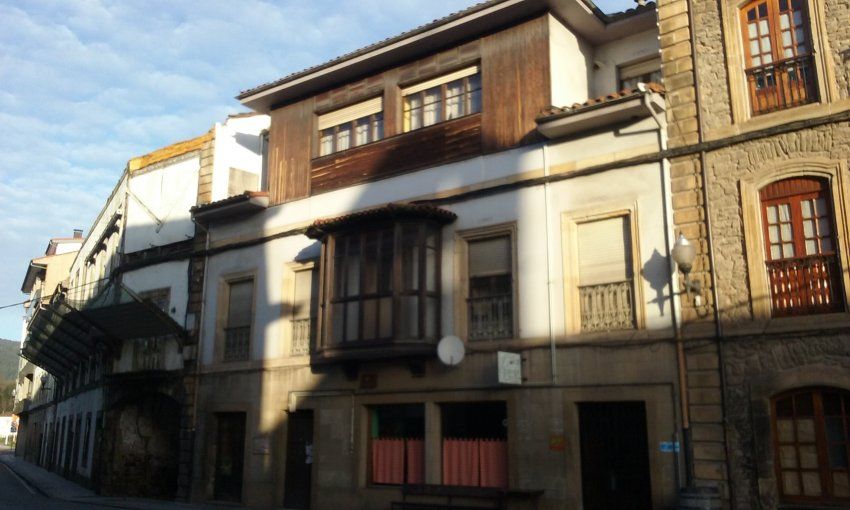 Edificio con Local Comercial funcionando en Villaviciosa