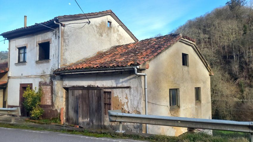Casa de piedra para rehabilitar en CABRANES (REAB.0182)
