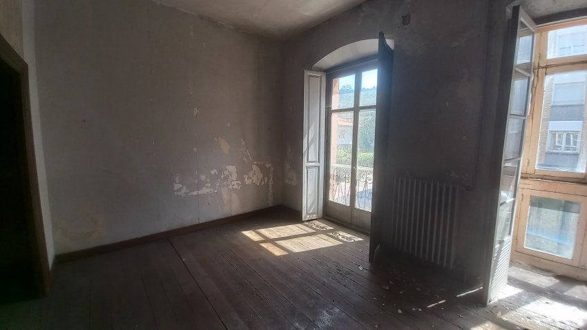 Edificio de piedra para rehabilitar en el centro de VILLAVICIOSA  (LOC