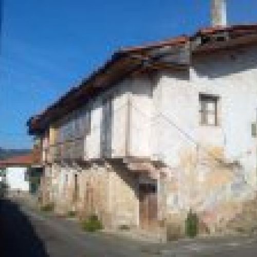 Casa de piedra para rehabilitar en Santolaya de CABRANES  (REAB