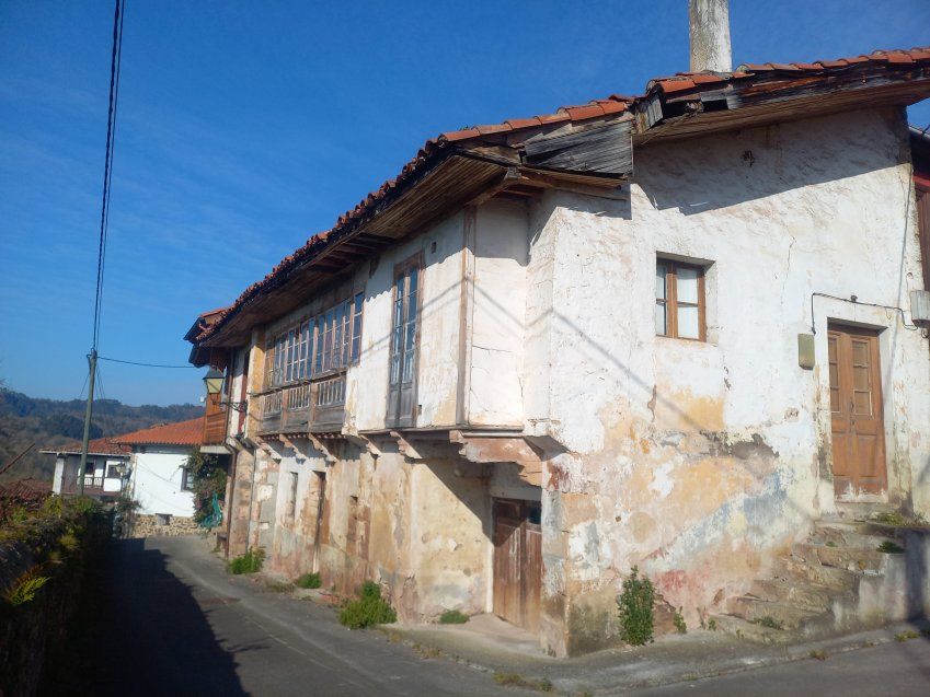 Casa de piedra para rehabilitar en Santolaya de CABRANES  (REAB