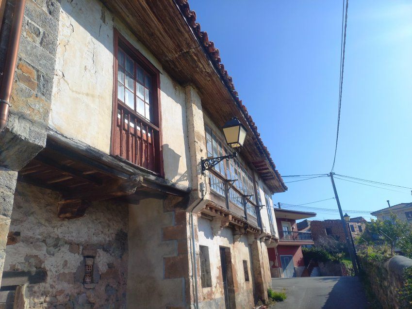 Casa de piedra para rehabilitar en Santolaya de CABRANES  (REAB