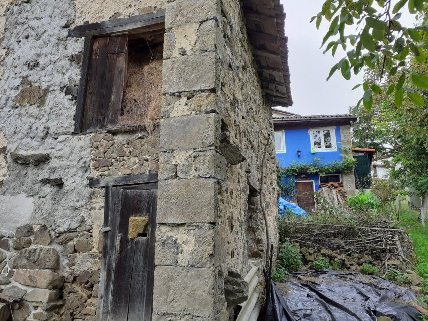 Casa de piedra y Cuadra para rehabilitar en CABRANES  (REAB