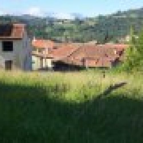 Finca edificable en el centro del casco urbano de Santolaya   CABRANES  (FIN