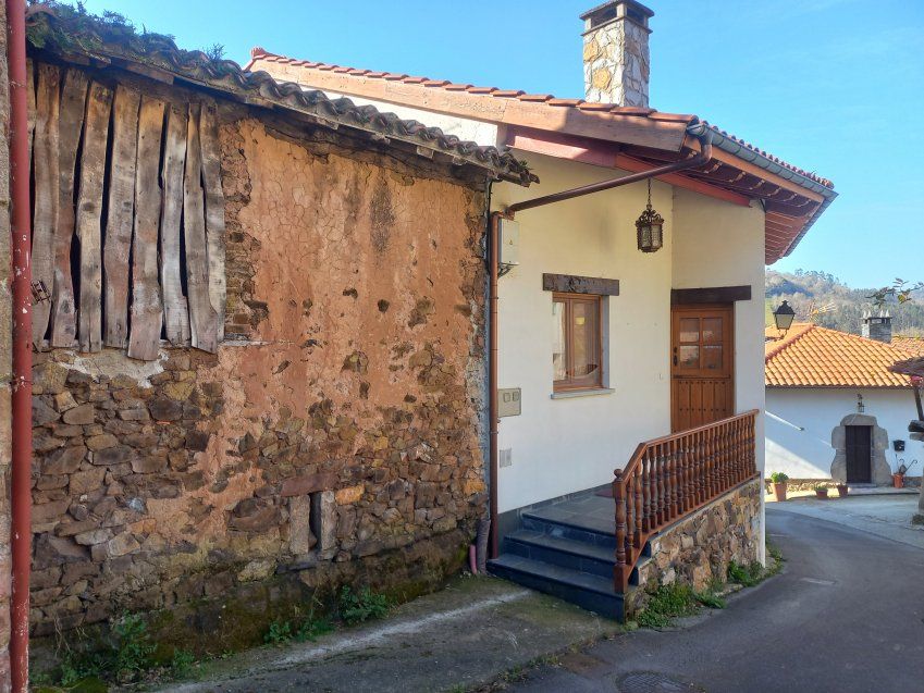 Casa de piedra para rehabilitar en Santolaya de CABRANES  (REAB