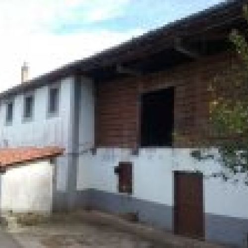 Casa de piedra para rehabilitar con Cuadra y Tenada en CABRANES (REAB