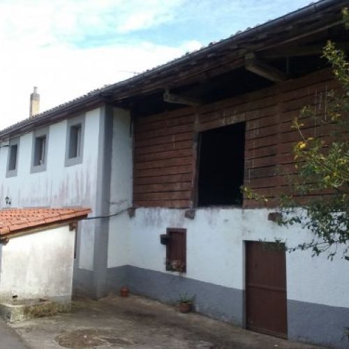 Casa de piedra para rehabilitar con Cuadra y Tenada en CABRANES (REAB